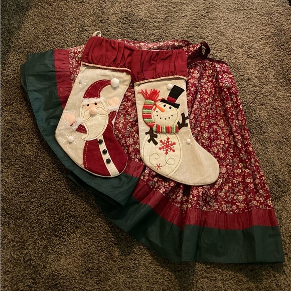 Annie’s Attic Christmas tree skirt W/ 2 Decorative Stockings Snowman & Santa. - Picture 1 of 15